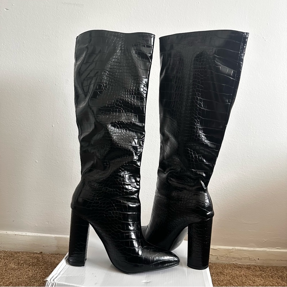 SHEIN Black Heeled Boots with Modern Silhouette - Picture 3 of 7